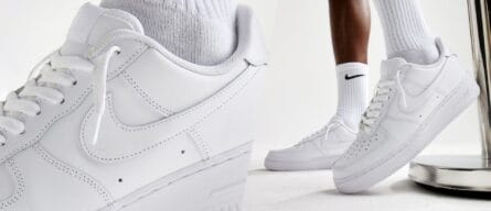 Fehér Nike Air Force 1 – hogyan viseld ezt az ikonikus lépőt?